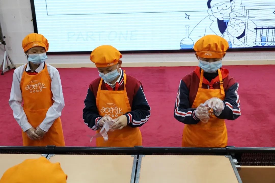 【分餐禮儀培訓(xùn)】“民以食為天，食以禮為上”主題的校園分餐禮儀的培訓(xùn)活動(dòng)(圖6)